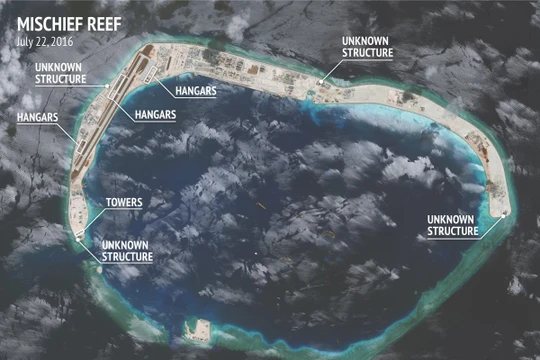 Đá Vành Khăn ở quần đảo Trường Sa đã bị Trung Quốc bồi lấp, xây dựng đảo nhân tạo trái phép với đường băng, nhà chứa máy bay và các công trình quân sự