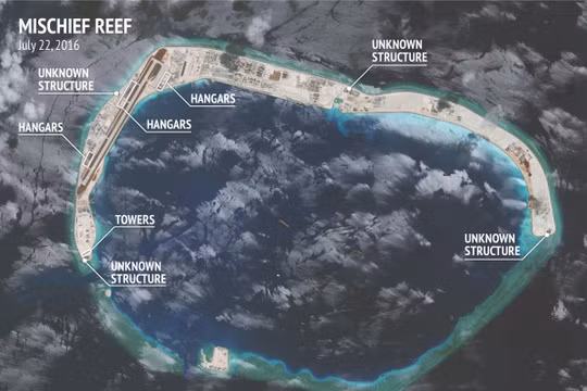 Đá Vành Khăn đã bị Trung Quốc bồi lấp trái phép thành đảo nhân tạo với đường băng, nhà chứa máy bay và các cơ sở quân sự