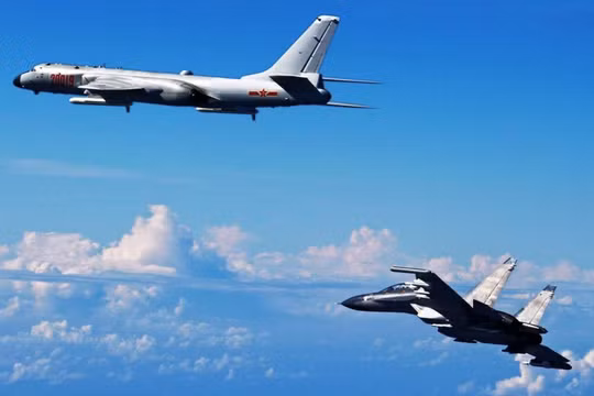 Chiến đấu cơ Su-30 Trung Quốc hộ tống máy bay ném bom trong một cuộc diễn tập ngoài Thái Bình Dương