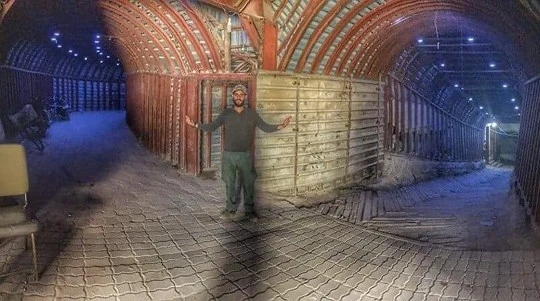 Đường hầm lớn đến nỗi xe bán tải có thể chạy thoải mái trong hầm