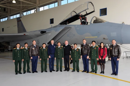 Phái đoàn quân sự Việt Nam thăm một đơn vị không quân Mỹ