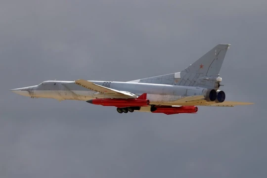 Máy bay ném bom chiến lược Tu-22M3 Nga mang tên lửa tầm xa Kh-32