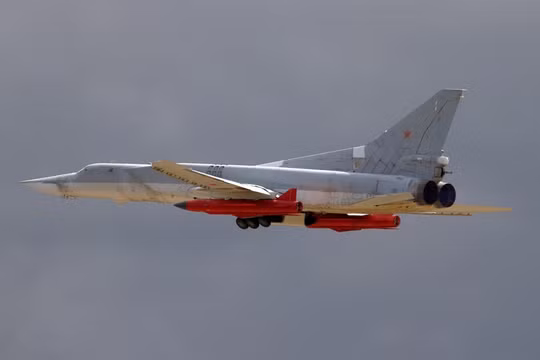 Máy bay ném bom chiến lược Tu-22M3 Nga mang tên lửa tầm xa Kh-32
