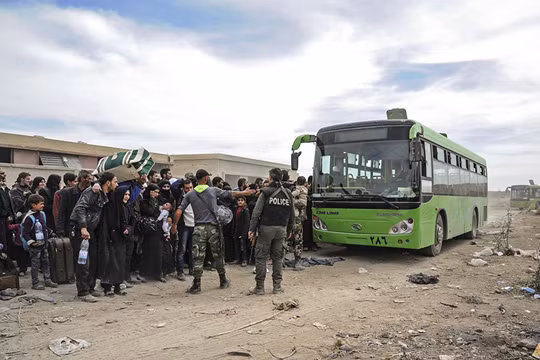 Phe thánh chiến đầu hàng lũ lượt lên xe buýt rời khỏi Đông Ghouta trong những ngày gần đây