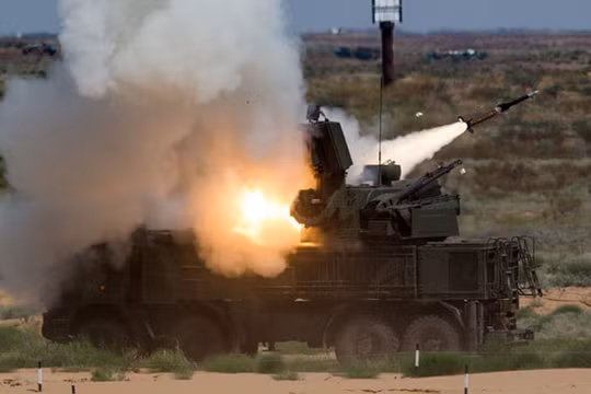 Tổ hợp tên lửa-pháo phòng không Pantsir-S1 Nga khai hỏa bắn hạ mục tiêu
