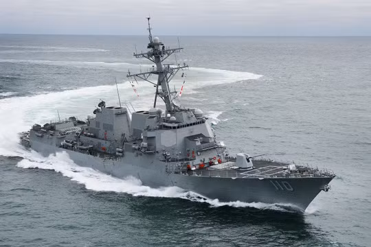 Khu trục hạm USS William P. Lawrence đã vào hoạt động gần Đá Chữ Thập hiện do Trung Quốc kiểm soát. 
