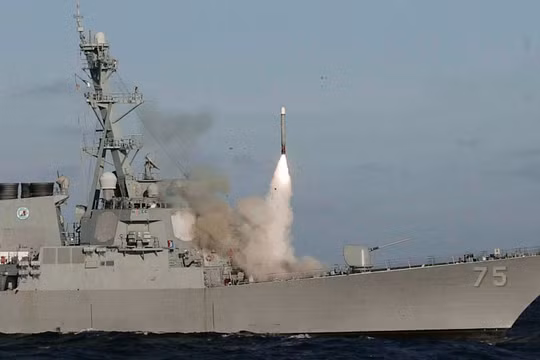 Tên lửa Tomahawk phóng đi từ khu trục hạm Mỹ