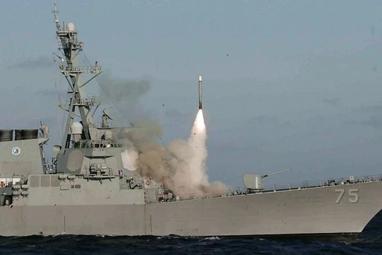 Tên lửa Tomahawk phóng đi từ khu trục hạm Mỹ
