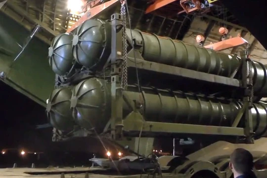 Nga công bố hình ảnh bốc dỡ tổ hợp tên lửa S-300 chuyển giao cho đồng minh Syria