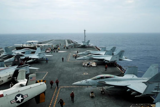 Chiến đấu cơ F/A Hornet-18 và E-2D Hawkeye trên hàng không mẫu hạm John C. Stennis ngày 15/6