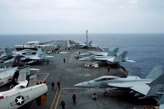 Chiến đấu cơ F/A Hornet-18 và E-2D Hawkeye trên hàng không mẫu hạm John C. Stennis ngày 15/6