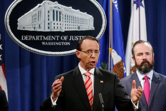 Thứ trưởng Bộ Tư pháp Mỹ Rod Rosenstein thông báo quyết định truy tố 12 nhân viên tình báo Nga vì can thiệp bầu cử Mỹ, Washington ngày 13/7.