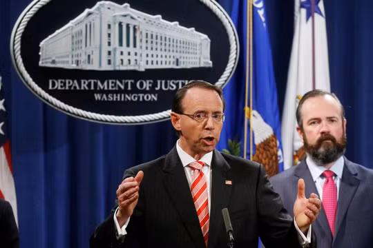 Thứ trưởng Bộ Tư pháp Mỹ Rod Rosenstein thông báo quyết định truy tố 12 nhân viên tình báo Nga vì can thiệp bầu cử Mỹ, Washington ngày 13/7.