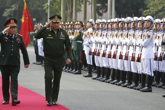 Bộ trưởng Quốc phòng Việt Nam Ngô Xuân Lịch đón Bộ trưởng Quốc phòng Nga Sergei Shoigu tại Hà Nội
