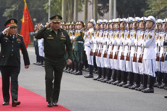 Bộ trưởng Quốc phòng Việt Nam Ngô Xuân Lịch đón Bộ trưởng Quốc phòng Nga Sergei Shoigu tại Hà Nội