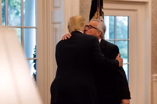 Chủ tịch Ủy ban châu Âu Jean-Claude Juncker ôm hôn nồng thắm Donald Trump như chưa từng có việc đấu khẩu và căng thẳng