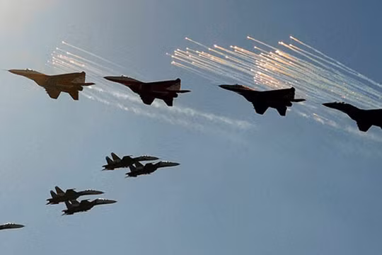 Phi đội tiêm kích biễu diễn của Nga