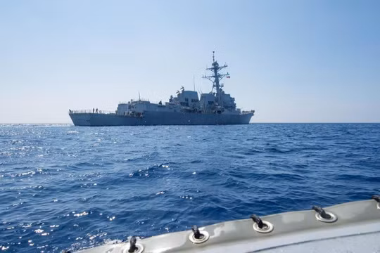Khu trục hạm USS Dewey đã thực hiện tuần tra tự do hàng hải ở Biển Đông, áp sát đá Vành Khăn tại quần đảo Trường Sa khiến Bắc Kinh nổi giận