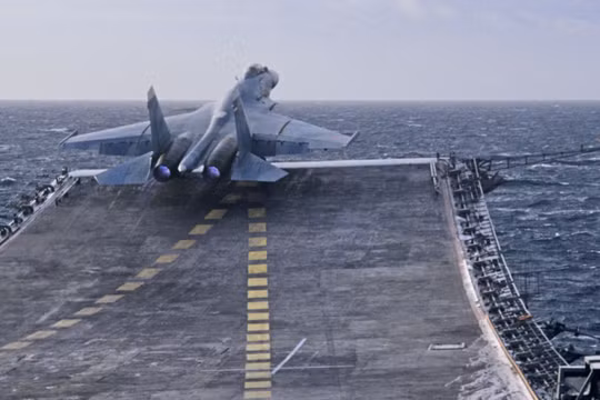 Su-33 xuất kích từ tàu Đô đốc Kuznetsov