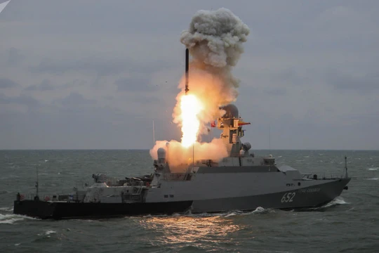Chiến hạm Nga phóng tên lửa hành trình tầm xa Kalibr
