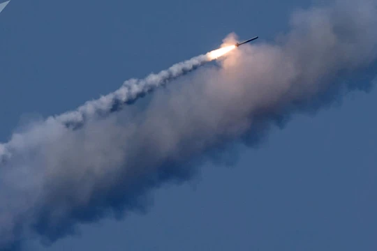 Kalibr tấn công từ tàu ngầm Nga - ảnh sputnik