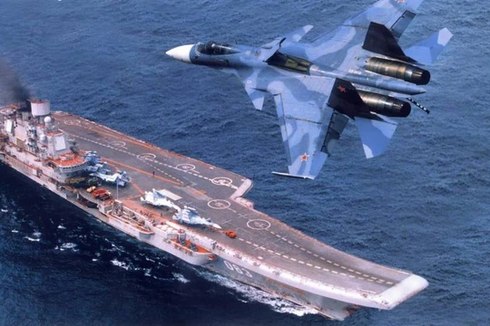 Chiến đấu cơ S-33 bay phía trên tàu sân bay Đô đốc Kuznetsov đang trên đường tới Syria
