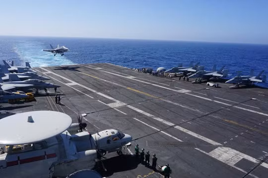 Chiến đấu cơ F-18 hạ cánh xuống tàu sân bay USS Carl Vinson trong chuyến tuần tra Biển Đông ngày 14/2/2018