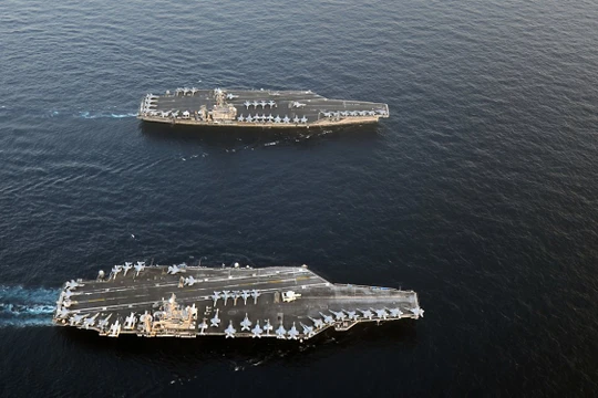 Hai tàu sân bay Mỹ đang tập trận rầm rộ ở sát Biển Đông thị uy