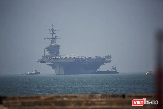 Tàu sân bay Mỹ USS Carl Vinson cập cảng Tiên Sa, Đà Nẵng Ảnh: Xuân Mai