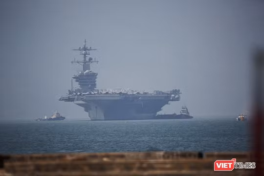 Tàu sân bay Mỹ USS Carl Vinson cập cảng Tiên Sa, Đà Nẵng Ảnh: Xuân Mai