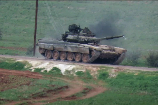 Chiếc xe tăng T-90 Nga của quân đội Syria bị phiến quân chiếm làm chiến lợi phẩm