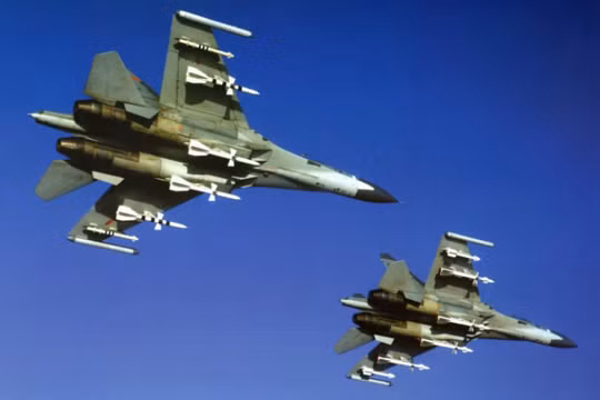 Trung Quốc đã cử hai máy bay tiêm kích bám theo khu trục hạm William Lawrence của Mỹ vừa tuần tra Biển Đông