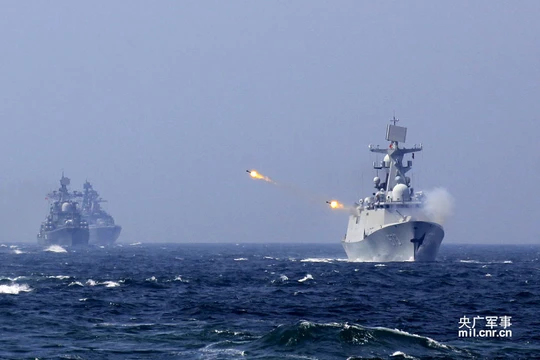 Chiến hạm Trung Quốc tập trận bắn đạn thật trên biển
