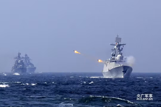 Chiến hạm Trung Quốc tập trận bắn đạn thật trên biển