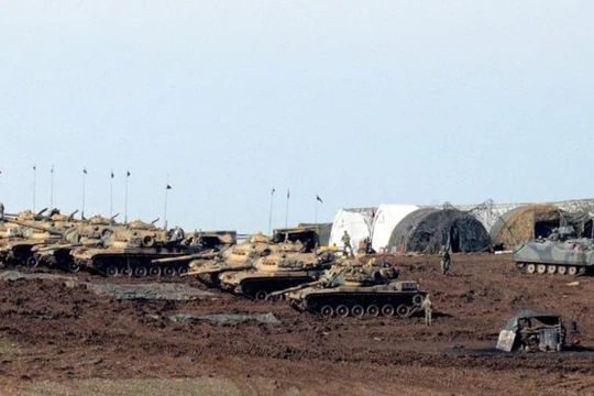 Dàn xe tăng Thổ Nhĩ Kỳ trong một đợt triển khai quân gần biên giới Syria