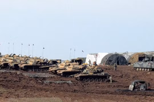 Dàn xe tăng Thổ Nhĩ Kỳ trong một đợt triển khai quân gần biên giới Syria