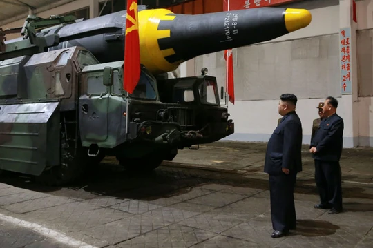Ông Kim Jong un thị sát trước vụ phóng tên lửa đạn đạo của Triều Tiên