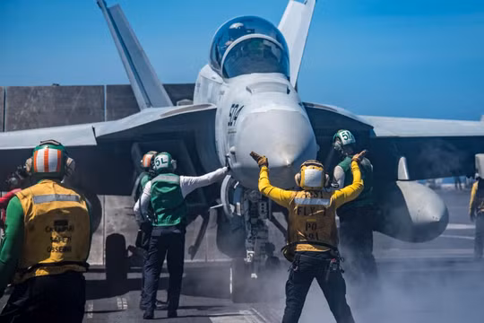 Chiến đấu cơ chuẩn bị xuất kích trên tàu sân bay USS Carl Vinson của Mỹ