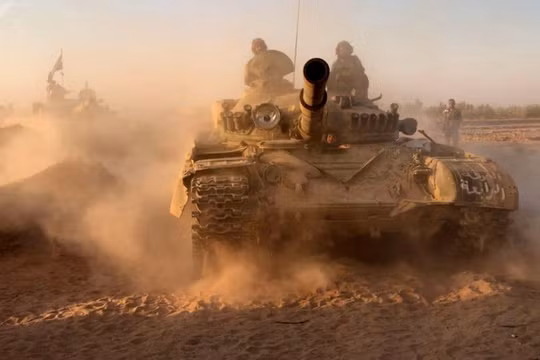 Xe tăng của quân đội Syria trên đường tấn công