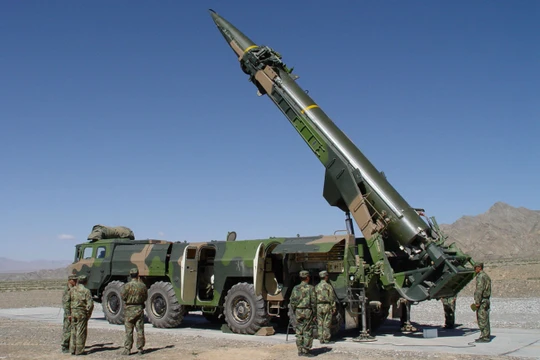 Tên lửa đạn đạo DF-21 của quân đội Trung Quốc được khoe là "sát thủ diệt hạm"