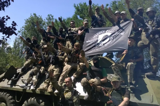 Lính cực hữu Ukraine chào kiểu phát xít