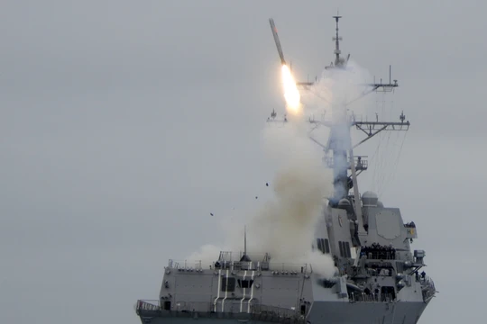 Khu trục hạm Mỹ phóng tên lửa Tomahawk