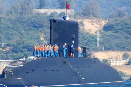 Tàu ngầm Kilo trên vịnh Cam Ranh