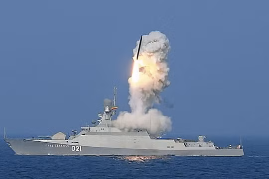 Chiến hạm cỡ nhỏ lớp Buyan của Nga phóng tên lửa hành trình tầm xa Kalibr tấn công phiến quân tại Syria