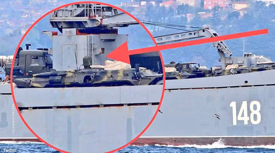 Tàu Alexandr Tkachenko được cho là chở theo nhiều khí tài quân sự đổ bộ Syria