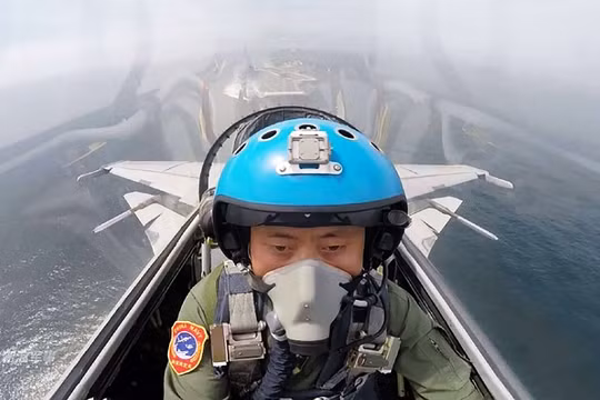 Phi công lái J-15 trên tàu sân bay Trung Quốc