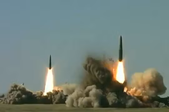 Tên lửa Iskander của Nga khai hỏa trong một cuộc tập trận