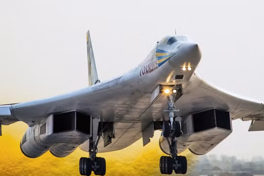 Máy bay ném bom chiến lược Tu-160 của Nga