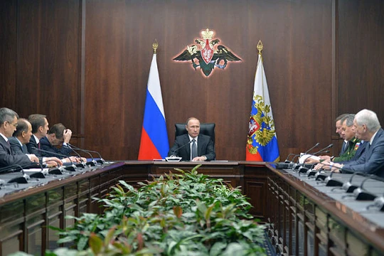 Tổng thống Nga Vladimir Putin họp với các tướng lĩnh quân đội