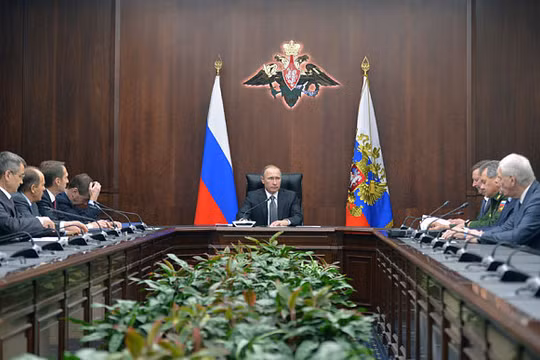 Tổng thống Nga Vladimir Putin họp với các tướng lĩnh quân đội